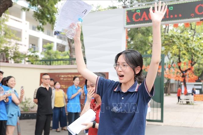 Thí sinh hoàn thành môn thi cuối cùng tại điểm thi trường THPT Nguyễn Gia Thiều (Hà Nội). Ảnh: Minh Quyết - TTXVN