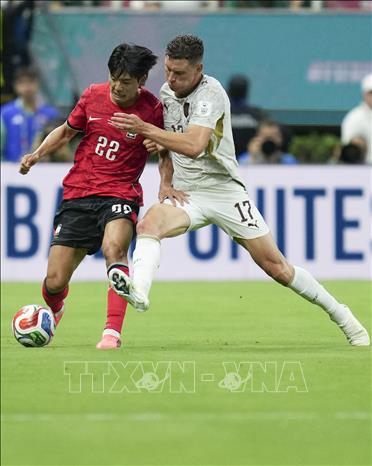 Pha tranh bóng giữa cầu thủ Seol Young-woo (trái) của Hàn Quốc và Lukas Provod của CH Séc. Ảnh: THX/TTXVN