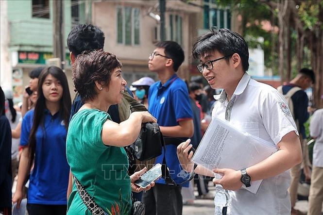 Chia sẻ niềm vui với mẹ khi hoàn thành tốt bài thi. Ảnh: Phạm Tuấn Anh - TTXVN