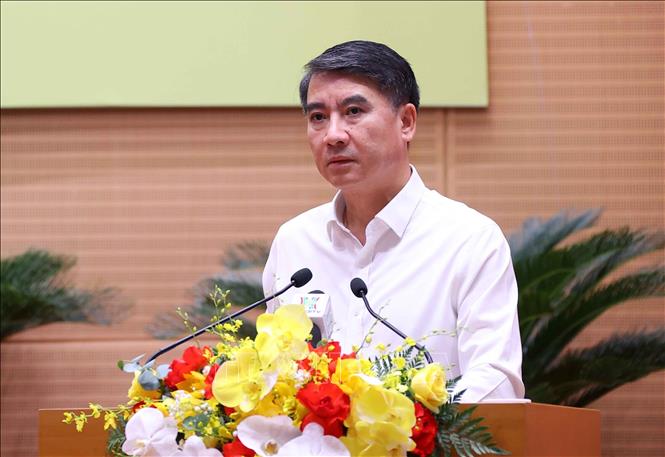 Phó Chủ tịch UBND thành phố Hà Nội Nguyễn Xuân Lưu báo cáo tại kỳ họp. Ảnh: Văn Điệp - TTXVN