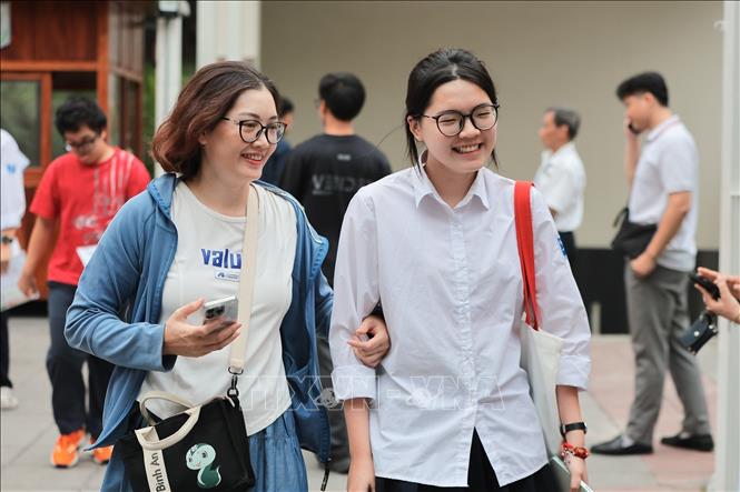 Niềm vui của phụ huynh và thí sinh sau khi kết thúc ngày thi cuối cùng Kỳ thi THPT 2026 tại điểm thi Trường THCS Giảng Võ (phường Giảng Võ). Ảnh: Lê Đông - TTXVN