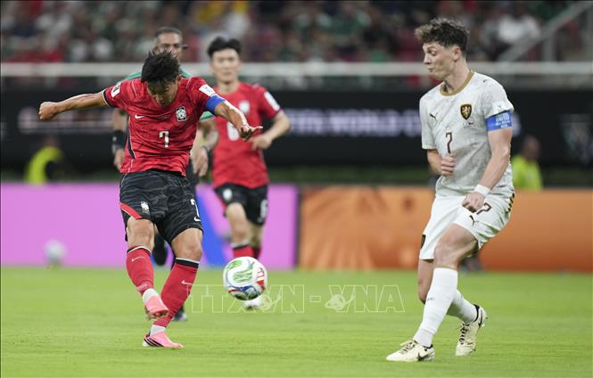 Pha sút bóng của cầu thủ Hàn Quốc Son Heung-min (trái). Ảnh: THX/TTXVN