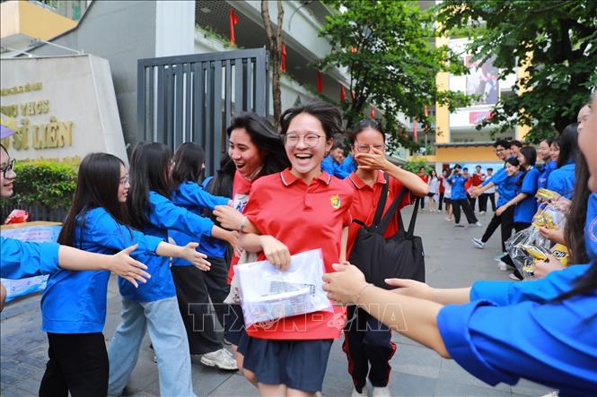 Thí sinh phấn khởi sau khi hoàn thành Kỳ thi tốt nghiệp THPT 2026 tại Điểm thi trường THCS Ngô Sỹ Liên (phường Cửa Nam). Ảnh: Khánh Hoà - TTXVN