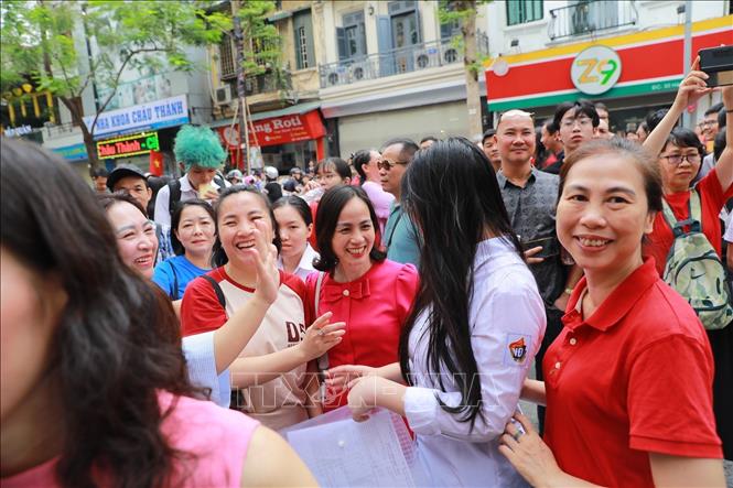 Phụ huynh chia sẻ cảm xúc với thí sinh sau khi hoàn thành Kỳ thi tốt nghiệp THPT 2026 tại Điểm thi trường THCS Ngô Sỹ Liên (phường Cửa Nam). Ảnh: Khánh Hoà - TTXVN