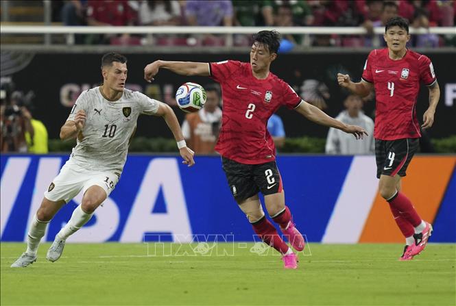 Pha tranh bóng giữa cầu thủ Lee Han-beom (giữa) của Hàn Quốc và Patrik Schick của CH Séc. Ảnh: THX/TTXVN