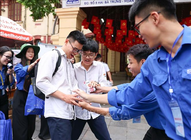 Thí sinh rạng rỡ hoàn thành Kỳ thi tốt nghiệp THPT 2026. Ảnh: Thanh Tùng - TTXVN