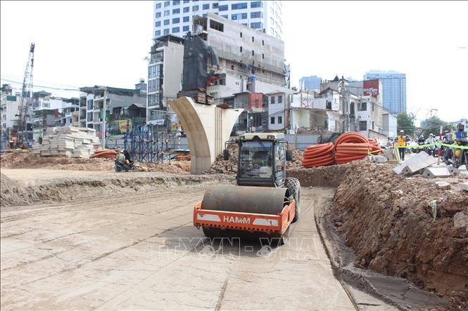 Thi công nền mặt đường. Ảnh: Nguyễn Thắng - TTXVN