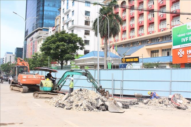 Mặc cho nắng nóng trên 40 độ, công nhân vẫn thi công ngoài hiện trường để đẩy nhanh tiến độ dự án. Ảnh: Nguyễn Thắng - TTXVN 