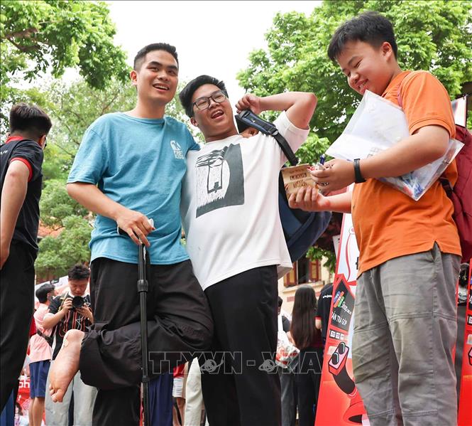 Thí sinh rạng rỡ hoàn thành Kỳ thi tốt nghiệp THPT 2026. Ảnh: Thanh Tùng - TTXVN