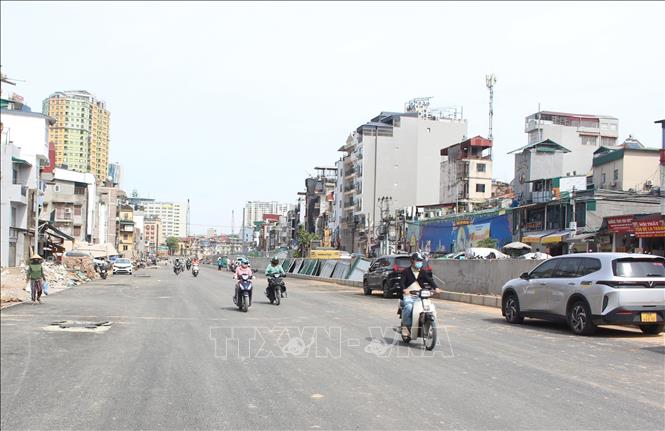 Nhiều đoạn đường đã được thảm nhựa, tạo điều kiện thuận lợi cho người dân lưu thông thuận lợi. Ảnh: Nguyễn Thắng - TTXVN 