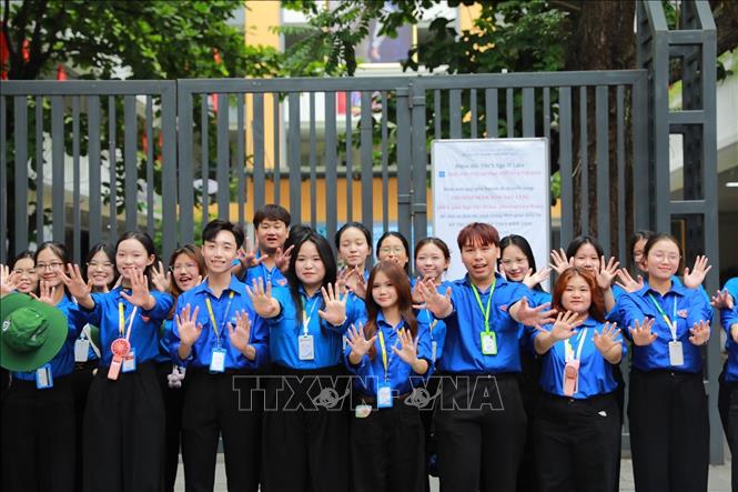 Thanh niên tình nguyện hỗ trợ kỳ thi tại Điểm thi trường THCS Ngô Sỹ Liên (phường Cửa Nam). Ảnh: Khánh Hoà - TTXVN
