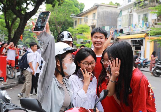 Thí sinh phấn khởi sau khi hoàn thành Kỳ thi tốt nghiệp THPT 2026 tại Điểm thi trường THCS Ngô Sỹ Liên (phường Cửa Nam). Ảnh: Khánh Hoà - TTXVN