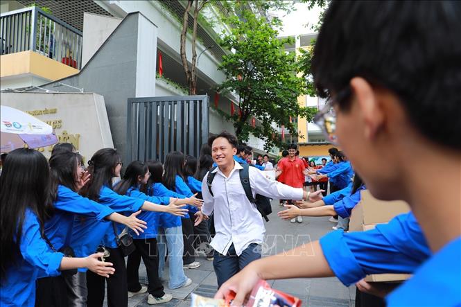 Thí sinh phấn khởi sau khi hoàn thành Kỳ thi tốt nghiệp THPT 2026 tại Điểm thi trường THCS Ngô Sỹ Liên (phường Cửa Nam). Ảnh: Khánh Hoà - TTXVN