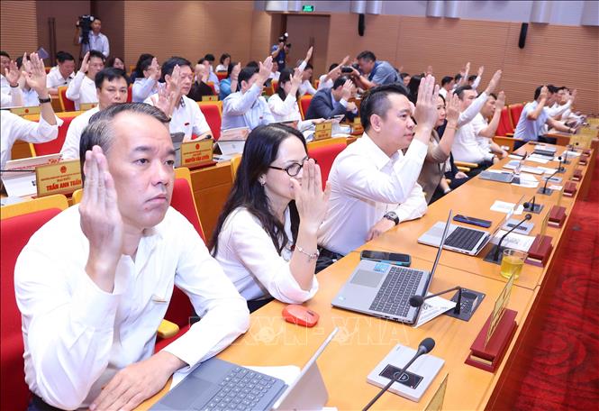 Các đại biểu thông qua chương trình kỳ họp thứ tư HĐND thành phố Hà Nội. Ảnh: Văn Điệp – TTXVN