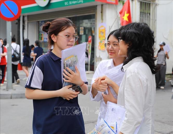 Thí sinh phấn khởi sau khi hoàn thành Kỳ thi tốt nghiệp THPT 2026 tại Điểm thi trường THCS Ngô Sỹ Liên (phường Cửa Nam). Ảnh: Khánh Hoà - TTXVN
