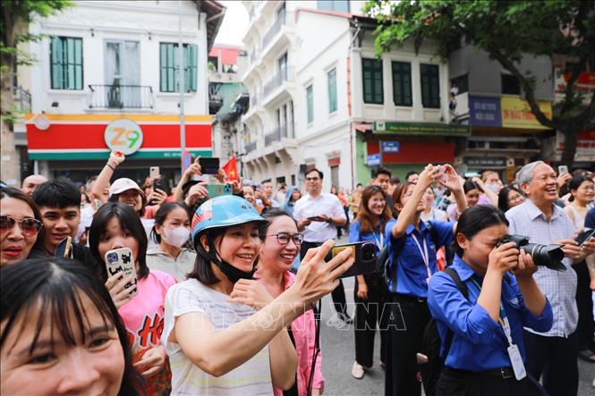 Phụ huynh chia sẻ cảm xúc với thí sinh sau khi hoàn thành Kỳ thi tốt nghiệp THPT 2026 tại Điểm thi trường THCS Ngô Sỹ Liên (phường Cửa Nam). Ảnh: Khánh Hoà - TTXVN