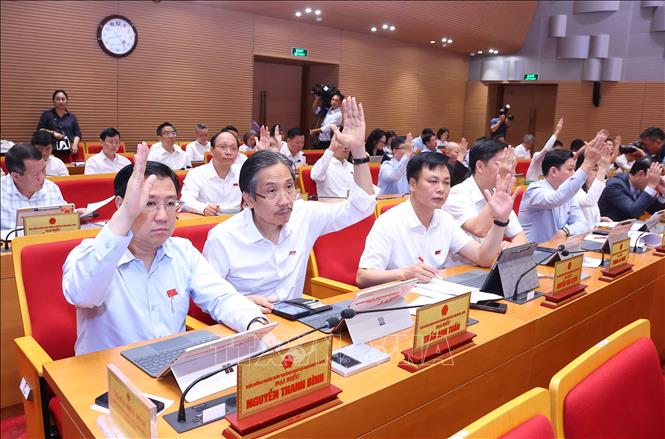 Các đại biểu thông qua chương trình kỳ họp thứ tư HĐND thành phố Hà Nội. Ảnh: Văn Điệp – TTXVN
