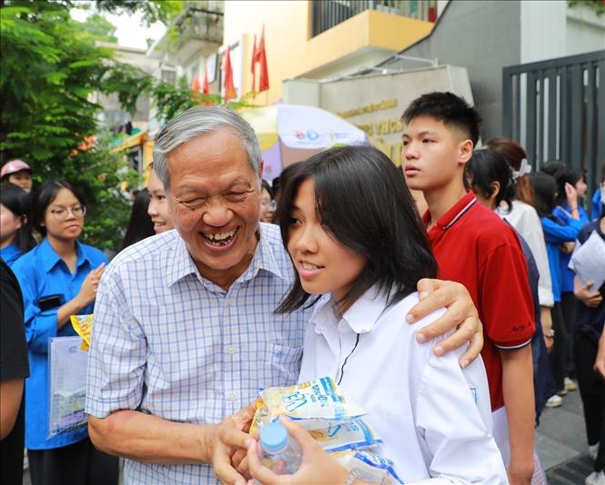 Sự quan tâm của gia đinh luôn là điểm tựa cho các thí sinh 