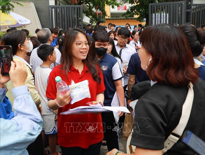 Sự quan tâm của phụ huynh luôn là điểm tưạ cho các thí sinh trên con đường phía trước. Ảnh: Khánh Hoà - TTXVN