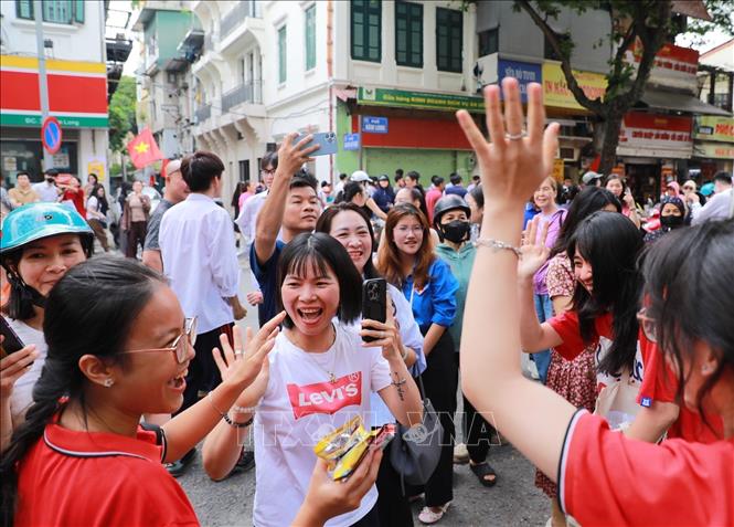 Phụ huynh chia sẻ cảm xúc với thí sinh sau khi hoàn thành Kỳ thi tốt nghiệp THPT 2026 tại điểm thi Trường THPT Trần Phú - Hoàn Kiếm (phường Cửa Nam). Ảnh: Khánh Hoà - TTXVN