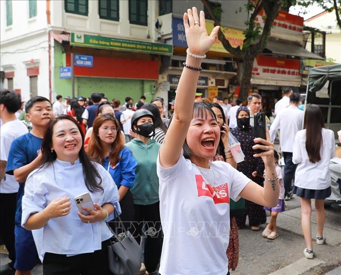 Niềm vui mừng khi con hoàn thành bài thi. Ảnh: Khánh Hoà - TTXVN

