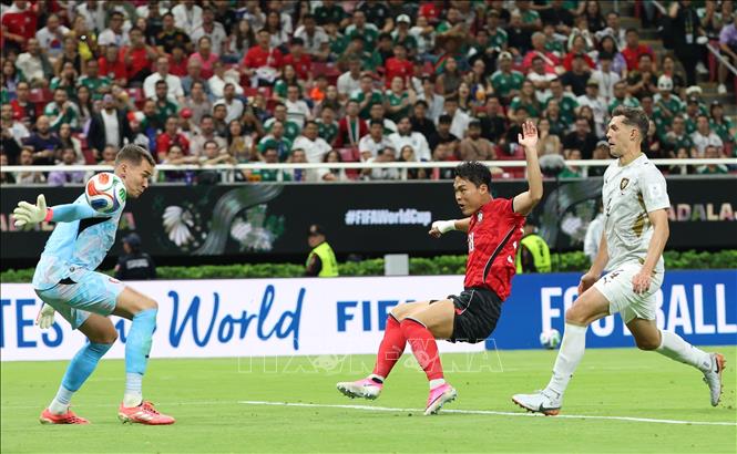 Phút 80, Hwang In-Beom căng ngang từ cánh phải vào vòng cấm để Oh Hyeon-Gyu đệm bóng chân trái cận thành tung lưới CH Séc, nâng tỷ số lên 2-1 cho Hàn Quốc. Ảnh: Yonhap/TTXVN