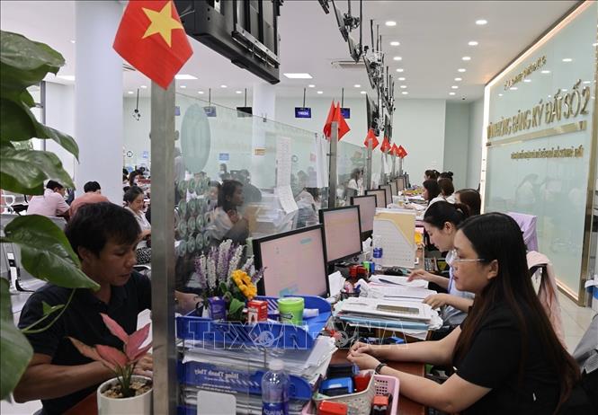 Chi nhánh Văn phòng đăng ký đất đai số 2 triển khai mô hình “Nộp trực tuyến - đi một lần - nhận kết quả nhanh”, giải quyết thủ tục đất đai trong 2 - 4 giờ. Ảnh: Hồng Đạt - TTXVN