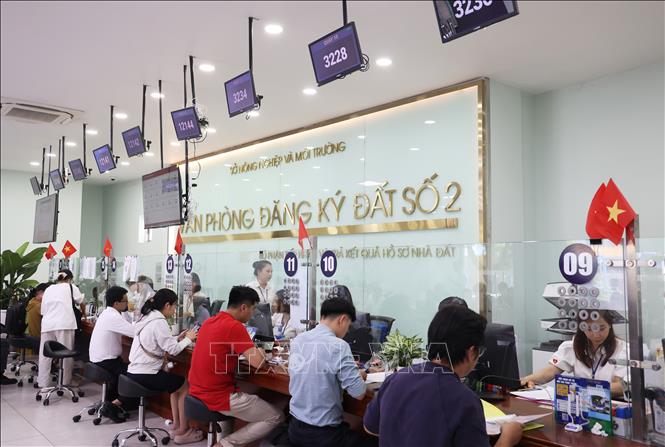 Người dân đến làm thủ tục tại Chi nhánh Văn phòng đăng ký đất đai số 2 (Văn phòng đăng ký đất đai Thành phố Hồ Chí Minh) ở phường Cát Lái. Ảnh: Hồng Đạt - TTXVN
