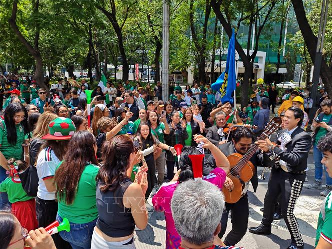 Các cổ động viên hò reo, ca hát và ăn mừng sau chiến thắng 2-0 của Mexico trong ngày khai mạc World Cup 2026. Ảnh: Phương Lan - PV TTXVN tại Mexico 