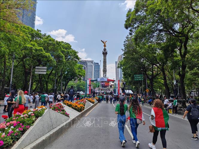 Không khí lễ hội bao trùm trung tâm Mexico City khi người hâm mộ ăn mừng chiến thắng 2-0 của đội chủ nhà. Ảnh: Phương Lan - PV TTXVN tại Mexico 