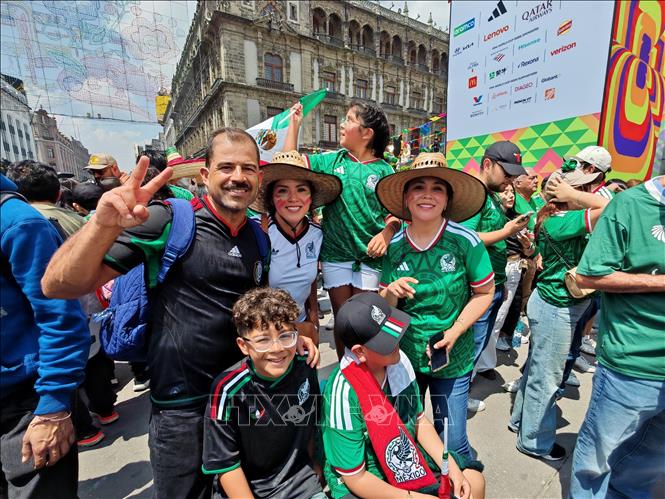 Các cổ động viên hò reo sau chiến thắng 2-0 của Mexico trong ngày khai mạc World Cup 2026. Ảnh: Phương Lan - PV TTXVN tại Mexico 