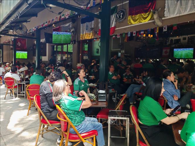 Người dân Mexico theo dõi trận khai mạc giữa đội tuyển Mexico và Nam Phi tại một nhà hàng ở trung tâm thủ đô Mexico City. Ảnh: Phương Lan - PV TTXVN tại Mexico 