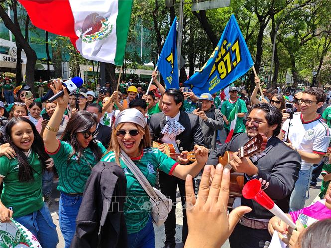Cổ động viên Mexico đổ ra đường phố ăn mừng chiến thắng 2-0 của đội nhà trước Nam Phi trong trận khai mạc World Cup 2026. Ảnh: Phương Lan - PV TTXVN tại Mexico 