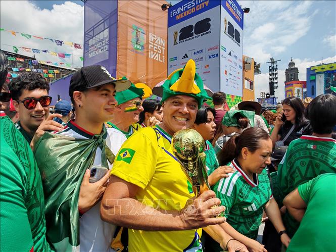 Sắc vàng xanh của Brazil nổi bật giữa biển người hâm mộ quốc tế tại quảng trường Zócalo trong ngày khai mạc World Cup 2026. Ảnh: Phương Lan - PV TTXVN tại Mexico 