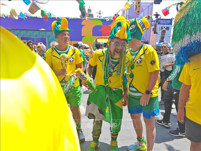 Cổ động viên tuyển  Brazil mang theo quốc kỳ và áo đấu đội tuyển, hòa mình vào không khí lễ hội bóng đá tại Zócalo. Ảnh: Phương Lan - PV TTXVN tại Mexico 