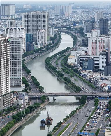 Kênh Tàu Hủ - Bến Nghé cùng với đại lộ Võ Văn Kiệt tạo trục kết nối Đông - Tây cho TP. Hồ Chí Minh. Ảnh: Hồng Đạt - TTXVN
