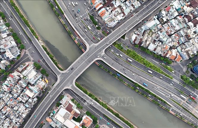 Cầu Calmette (nối hai phường Sài Gòn và Xóm Chiếu), một trong nhiều cây cầu bắc qua kênh Tàu Hủ - Bến Nghé, góp phần tạo cảnh quan xanh, sạch, đẹp cho đô thị TP. Hồ Chí Minh. Ảnh: Hồng Đạt - TTXVN