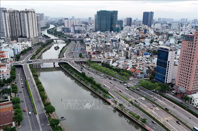 Kênh Tàu Hủ - Bến Nghé đoạn qua phường Xóm Chiếu và Sài Gòn. Ảnh: Hồng Đạt - TTXVN