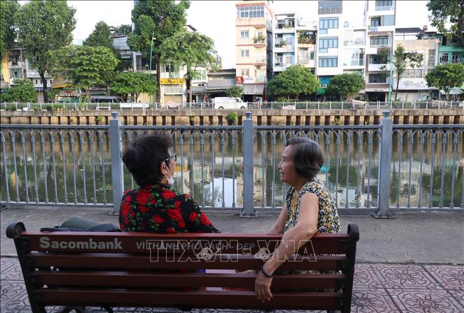 Người dân hai bên bờ kênh Nhiêu Lộc - Thị Nghè tận hưởng không khí trong lành buổi sáng. Ảnh: Hồng Đạt - TTXVN
