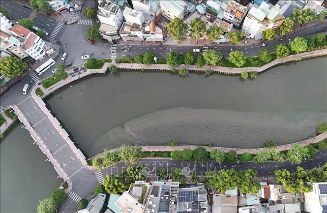 Hai bên bờ kênh Nhiêu Lộc - Thị Nghè là hai tuyến đường Hoàng Sa, Trường Sa có cây cối xanh mát. Ảnh: Hồng Đạt - TTXVN