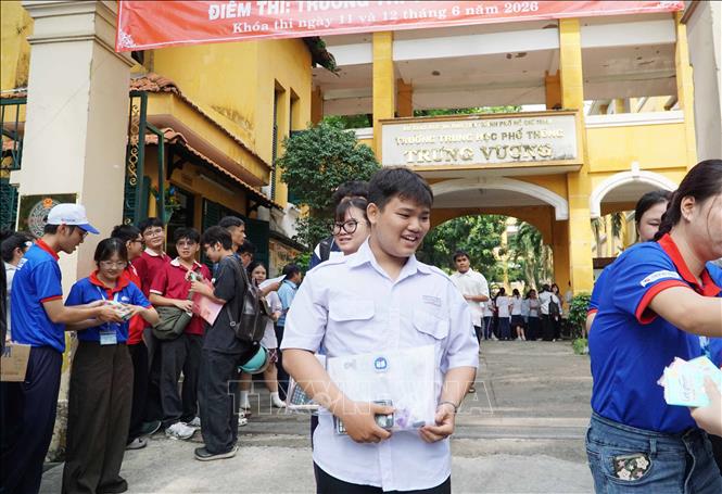 Thí sinh tại điểm thi Trường Trung học phổ thông Trưng Vương sau giờ thi môn tự chọn. Ảnh: Thu Hoài - TTXVN