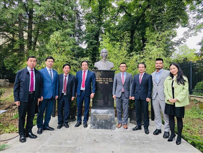 Đoàn công tác thăm nơi đặt tượng Bác Hồ tại Áo. Ảnh: TTXVN phát