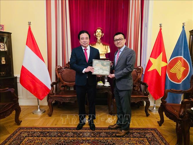 Đại sứ Việt Nam tại Áo Vũ Lê Thái Hoàng (phải) và Chủ tịch UBND thành phố Huế, Nguyễn Khắc Toàn. Ảnh: TTXVN phát