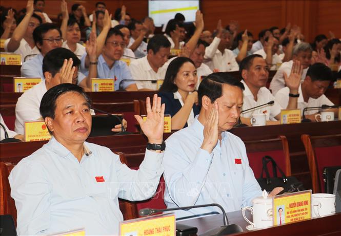 Đại biểu HĐND tỉnh Hưng Yên biểu quyết thông qua nghị quyết tại kỳ họp. Ảnh: Nguyễn Công Hải - TTXVN
