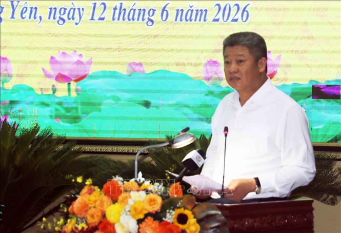Chủ tịch UBND tỉnh Hưng Yên Nguyễn Mạnh Quyền trình bày tờ trình nhân sự để HĐND tỉnh bầu bổ sung một Ủy viên UBND tỉnh nhiệm kỳ 2026 - 2031. Ảnh: Nguyễn Công Hải - TTXVN