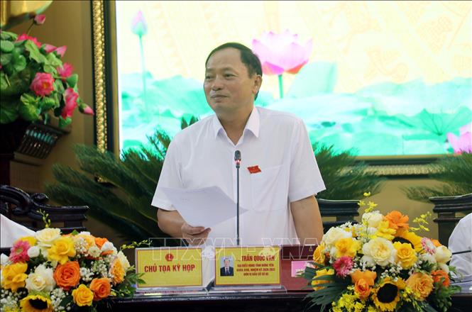 Chủ tịch HĐND tỉnh Hưng Yên Trần Quốc Văn điều hành thảo luận tại kỳ họp. Ảnh: Nguyễn Công Hải - TTXVN

