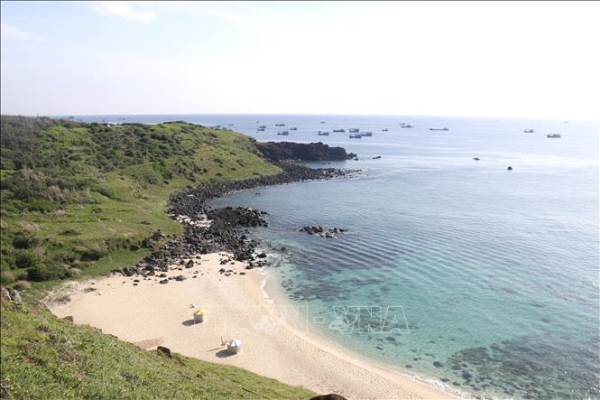 Với bãi biển đẹp và hoang sơ, đặc khu Phú Quý (Lâm Đồng) có lợi thế phát triển mạnh du lịch biển đảo. Ảnh: Nguyễn Thanh - TTXVN