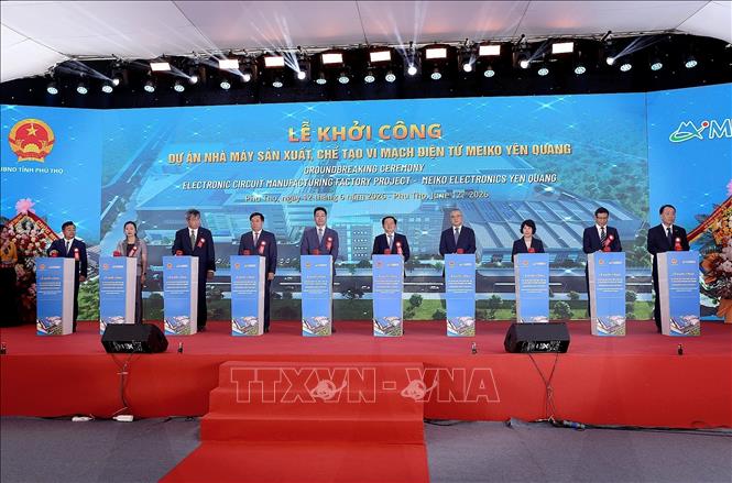 Các đại biểu thực hiện nghi thức khởi công Dự án Nhà máy sản xuất, chế tạo vi mạch điện tử Meiko Yên Quang. Ảnh: Thanh Hải - TTXVN