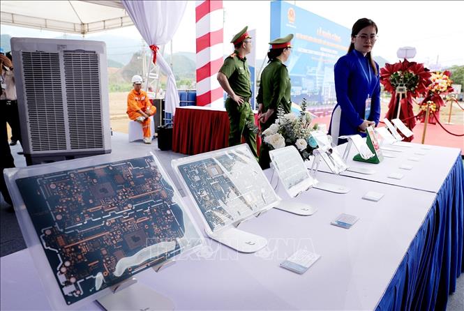 Các sản phẩm vi mạch điện tử của Tập đoàn Meiko. Ảnh: Thanh Hải - TTXVN
