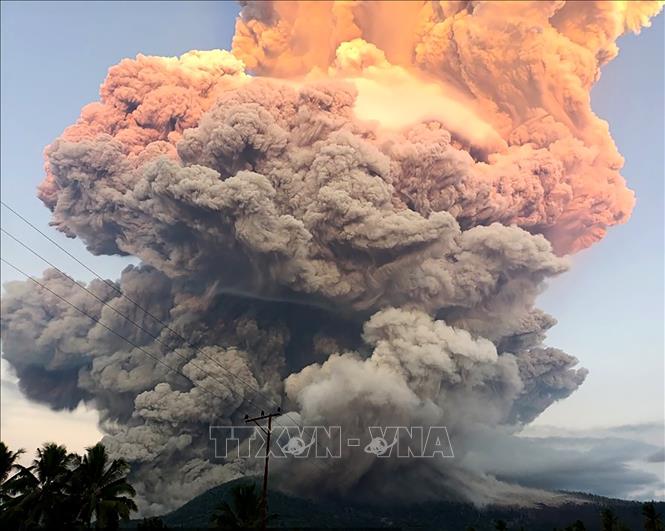 Tro bụi phun lên từ núi lửa Lewotobi Laki-Laki ở Đông Flores, Đông Nusa Tenggara, Indonesia. Ảnh: THX/TTXVN